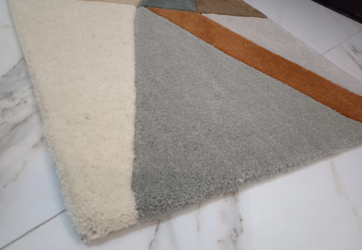 TABLE TUFT