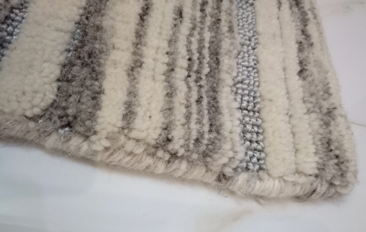 UNEVEN STRIP – LOOM KNOTTED
